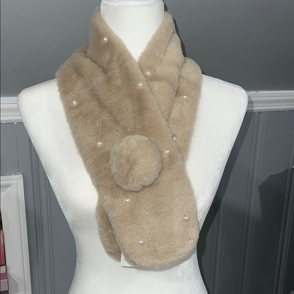 258. Elegant Tan Faux Fur Scarf with Pearls - Picture 2 of 4